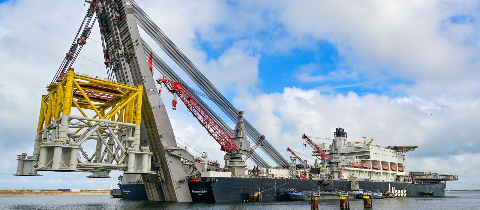 Topside-sectie van het nieuwbouw constructievaartuig, gehesen door de Pioneering Spirit